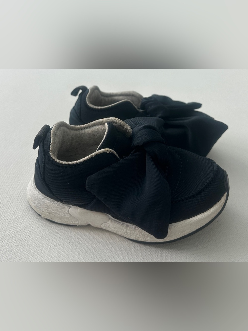 Zara girl’s Black Bow Slip-On Sneakers. Size 20 UE 4.5 to 5 US.